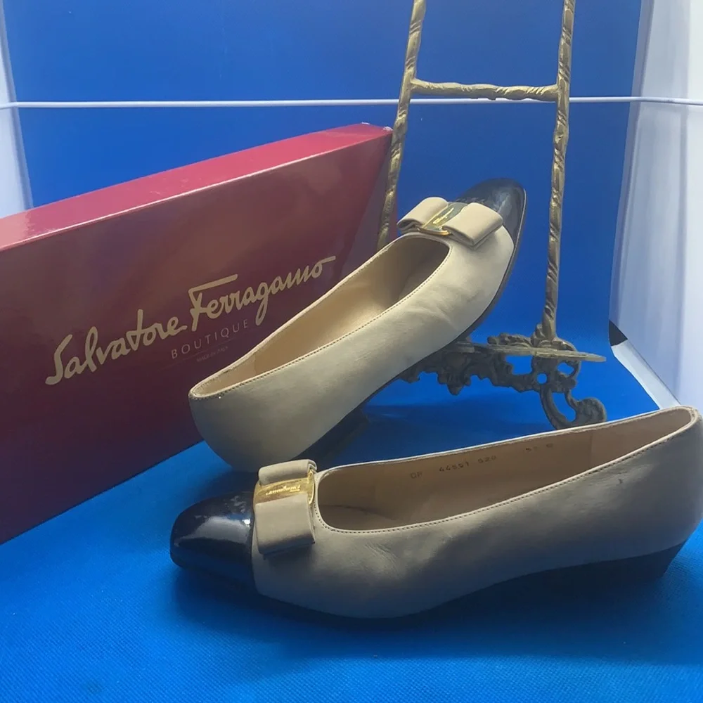 Salvatore‎ Ferragamo bow Pumps 5.5 B Beige suede black patent leather toe